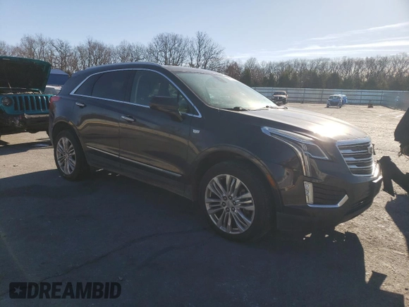 2017 Cadillac XT5 Premium Luxury FWD z VIN 1GYKNCRS2HZ114664, wystawiony jako Copart lot #84624944 z przebiegiem 153 882 mil mil oraz Szkody całkowita. Historia ofert i sprzedaży dostępna na DreamBid. Obrazek 4.
