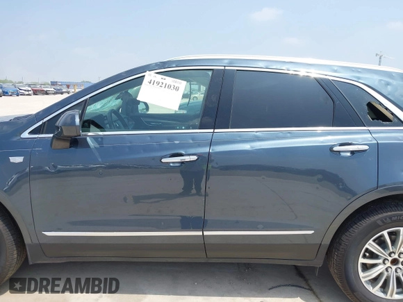 2019 Cadillac XT5 Luxury FWD z VIN 1GYKNCRS1KZ259282, wystawiony jako IAAI lot #41921030 z przebiegiem 27 880 mil mil oraz . Historia ofert i sprzedaży dostępna na DreamBid. Obrazek 14.