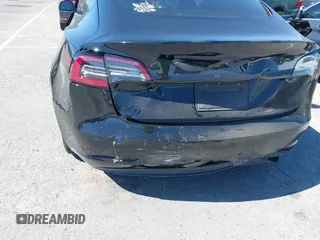 2019 Tesla Model 3 Mid Range z VIN 5YJ3E1EA5KF306816, wystawiony jako IAAI lot #41710916 z przebiegiem 76 222 mil mil oraz . Historia ofert i sprzedaży dostępna na DreamBid. Obrazek 6.