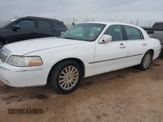 2003 Lincoln Town Car Executive z VIN 1LNHM81W93Y629010, wystawiony jako IAAI lot #41701635 z przebiegiem 247 049 mil mil oraz . Historia ofert i sprzedaży dostępna na DreamBid. Obrazek 2.
