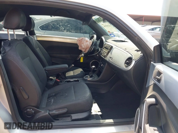 2013 Volkswagen Beetle 2.5L with VIN 3VWJX7AT7DM673319, listed as a IAAI auction lot 42169554 with 128,622 mi miles and . Bid and sale history available at DreamBid. Image 5.