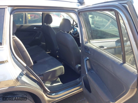 2018 Volkswagen Tiguan S with VIN 3VV1B7AX3JM058106, listed as a IAAI auction lot 41733458 with 164,268 mi miles. Bid and sale history available at carsss.com. Image 8.