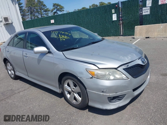 2011 Toyota Camry LE z VIN 4T1BF3EK5BU592411, wystawiony jako IAAI lot #42179753 z przebiegiem 303 788 mil mil oraz . Historia ofert i sprzedaży dostępna na DreamBid. Obrazek 1.