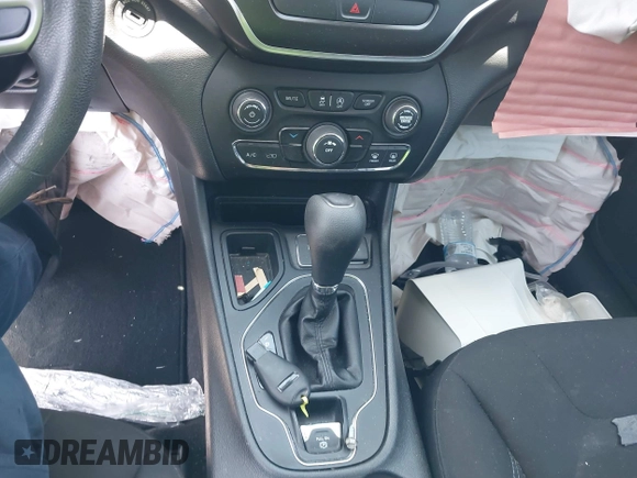 2019 Jeep Cherokee Latitude z VIN 1C4PJLCB8KD241701, wystawiony jako IAAI lot #42407536 z przebiegiem 59 006 mil mil oraz . Historia ofert i sprzedaży dostępna na DreamBid. Obrazek 11.