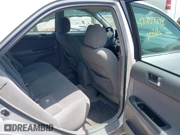 2005 Toyota Camry LE z VIN 4T1BE30K95U042336, wystawiony jako IAAI lot #42457598 z przebiegiem 270 991 mil mil oraz . Historia ofert i sprzedaży dostępna na DreamBid. Obrazek 8.