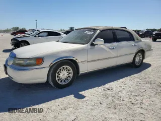 1999 Lincoln Town Car Signature z VIN 1LNHM82W4XY615634, wystawiony jako Copart lot #48886235 z przebiegiem 207 411 mil mil oraz Szkody całkowita. Historia ofert i sprzedaży dostępna na DreamBid. Obrazek 1.