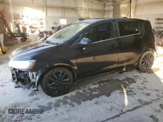2020 Chevrolet Sonic Premier z VIN 1G1JF6SB9L4100446, wystawiony jako Copart lot #87485154 z przebiegiem 84 883 mil mil oraz Szkoda całkowita • Salvage title. Historia ofert i sprzedaży dostępna na DreamBid. Obrazek 1.