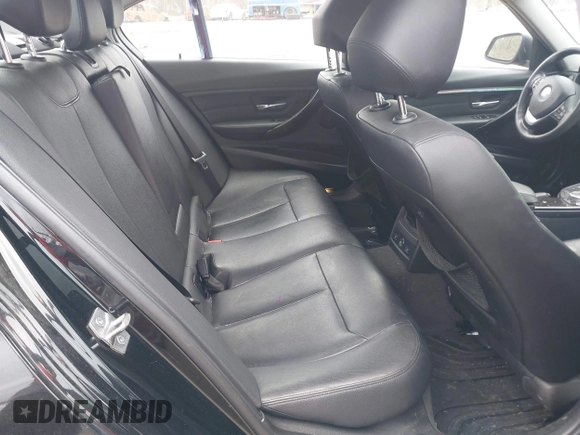 2015 BMW 3 Series 328i xDrive z VIN WBA3B5G53FNS16309, wystawiony jako IAAI lot #42093692 z przebiegiem 84 229 mil mil oraz . Historia ofert i sprzedaży dostępna na DreamBid. Obrazek 8.