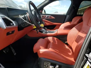 2023 BMW XM z VIN 5YM23CS06P9S62603, wystawiony jako Copart lot #50379015 z przebiegiem 12 532 mil mil oraz Szkoda całkowita • Salvage title. Historia ofert i sprzedaży dostępna na DreamBid. Obrazek 7.