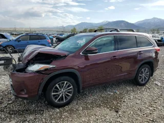 2018 Toyota Highlander SE z VIN 5TDJZRFH0JS496038, wystawiony jako Copart lot #53331225 z przebiegiem 71 724 mil mil oraz Szkody całkowita. Historia ofert i sprzedaży dostępna na DreamBid. Obrazek 1.