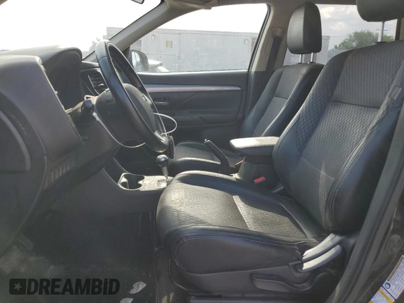 2015 Mitsubishi Outlander SE z VIN JA4AD3A36FZ010050, wystawiony jako Copart lot #56275555 z przebiegiem 171 045 mil mil oraz Szkoda całkowita • Salvage title. Historia ofert i sprzedaży dostępna na DreamBid. Obrazek 7.