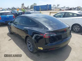 2022 Tesla Model 3 Long Range z VIN 5YJ3E1EB3NF273165, wystawiony jako IAAI lot #42282702 z przebiegiem 41 445 mil mil oraz . Historia ofert i sprzedaży dostępna na DreamBid. Obrazek 3.