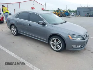 2013 Volkswagen Passat SEL Premium z VIN 1VWCN7A39DC058142, wystawiony jako IAAI lot #42369150 z przebiegiem 127 302 mil mil oraz . Historia ofert i sprzedaży dostępna na DreamBid. Obrazek 1.