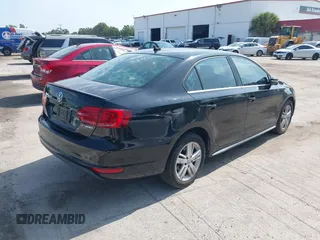 2013 Volkswagen Jetta Hybrid SE z VIN 3VW637AJXDM226189, wystawiony jako IAAI lot #42503588 z przebiegiem 158 367 mil mil oraz . Historia ofert i sprzedaży dostępna na DreamBid. Obrazek 4.