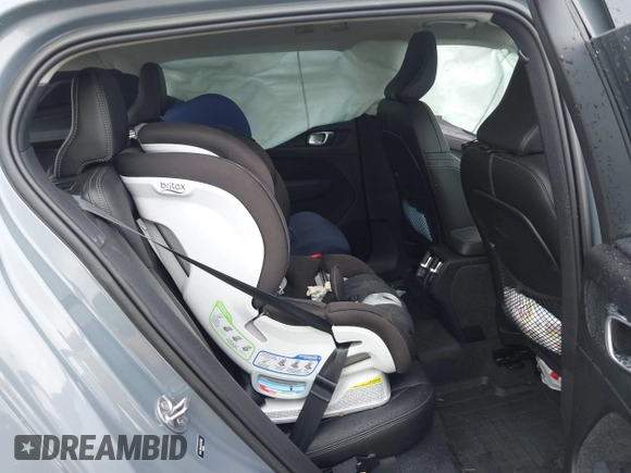 2023 Volvo XC40 Ultimate Bright Theme с VIN YV4L12UAXP2025895, выставлен на аукционе IAAI как лот 42294917 с пробегом 5 384 миль миль и . История ставок и продаж доступна на DreamBid. Изображение 10.