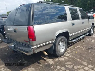 1999 GMC Suburban with VIN 3GKEC16R0XG547353, listed as a IAAI auction lot 40426884 with 284,689 mi miles. Bid and sale history available at carsss.com. Image 6.