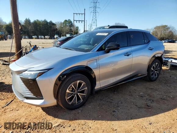 2024 Lexus RZ 300e Premium z VIN JTJABABB8RA005034, wystawiony jako Copart lot #43785845 z przebiegiem 2167 mil mil oraz Szkody całkowita. Historia ofert i sprzedaży dostępna na DreamBid. Obrazek 1.
