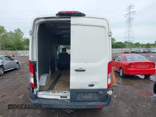 2018 Ford Transit z VIN 1FTYR2CM9JKB14054, wystawiony jako IAAI lot #42205733 z przebiegiem 263 605 mil mil oraz . Historia ofert i sprzedaży dostępna na DreamBid. Obrazek 16.