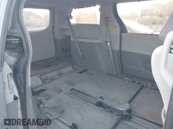 2014 Toyota Sienna LE AAS z VIN 5TDKK3DC8ES433739, wystawiony jako IAAI lot #42680907 z przebiegiem 188 589 mil mil oraz . Historia ofert i sprzedaży dostępna na DreamBid. Obrazek 8.