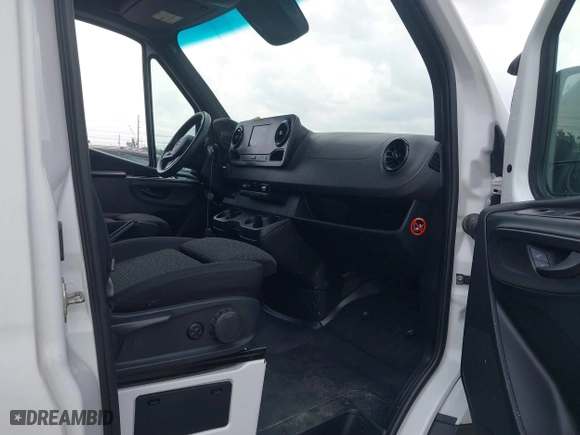 2019 Mercedes-Benz Sprinter Cargo Van with VIN WD4PF0CD8KT001089, listed as a IAAI auction lot 41795578 with 132,071 mi miles. Bid and sale history available at carsss.com. Image 5.