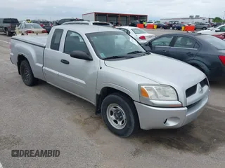 2007 Mitsubishi Raider LS z VIN 1Z7HC22K07S217281, wystawiony jako IAAI lot #42126791 z przebiegiem 108 114 mil mil oraz . Historia ofert i sprzedaży dostępna na DreamBid. Obrazek 1.