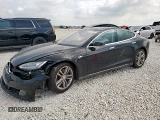2015 Tesla Model S 85D z VIN 5YJSA1S23FF098770, wystawiony jako Copart lot #57582045 z przebiegiem 90 069 mil mil oraz Szkoda całkowita • Salvage title. Historia ofert i sprzedaży dostępna na DreamBid. Obrazek 1.