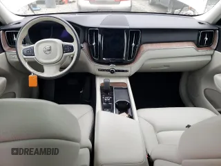 2022 Volvo XC60 Momentum z VIN YV4L12RK3N1083867, wystawiony jako Copart lot #51636235 z przebiegiem 30 390 mil mil oraz Szkody całkowita. Historia ofert i sprzedaży dostępna na DreamBid. Obrazek 8.