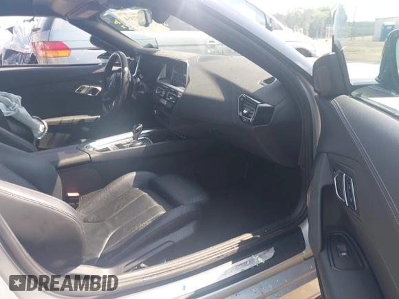 2021 BMW Z4 sDriveM40i z VIN WBAHF9C00MWX17614, wystawiony jako IAAI lot #42277354 z przebiegiem 26 615 mil mil oraz . Historia ofert i sprzedaży dostępna na DreamBid. Obrazek 5.