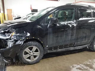2021 Chevrolet Trax LT with VIN KL7CJPSB5MB353097, listed as a IAAI auction lot 41618376 with 98,082 mi miles. Bid and sale history available at carsss.com. Image 6.
