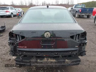 2017 Volkswagen Passat SE z VIN 1VWGT7A30HC031442, wystawiony jako IAAI lot #42008142 z przebiegiem 171 069 mil mil oraz . Historia ofert i sprzedaży dostępna na DreamBid. Obrazek 17.