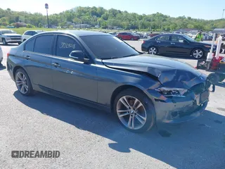 2015 BMW 3 Series 328i xDrive z VIN WBA3B3G5XFNR88682, wystawiony jako IAAI lot #39228218 z przebiegiem 102 201 mil mil oraz . Historia ofert i sprzedaży dostępna na DreamBid. Obrazek 1.