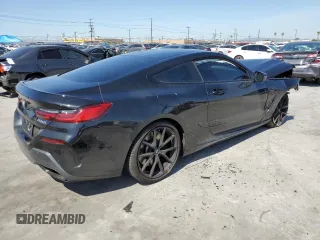 2024 BMW 8 Series 840i z VIN WBAAE4C05RCN32734, wystawiony jako Copart lot #51999545 z przebiegiem Nie podano mil oraz Szkody całkowita. Historia ofert i sprzedaży dostępna na DreamBid. Obrazek 3.