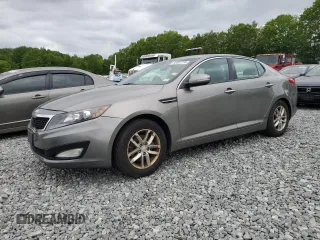 2013 Kia Optima LX z VIN 5XXGM4A73DG219240, wystawiony jako Copart lot #58362235 z przebiegiem 139 675 mil mil oraz Czysty tytuł • Clean title. Historia ofert i sprzedaży dostępna na DreamBid. Obrazek 1.