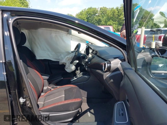 2024 Nissan Versa SR z VIN 3N1CN8FV7RL916970, wystawiony jako IAAI lot #42451275 z przebiegiem 22 324 mil mil oraz . Historia ofert i sprzedaży dostępna na DreamBid. Obrazek 5.
