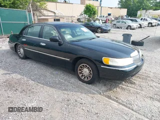 2001 Lincoln Town Car Signature z VIN 1LNHM82W11Y613959, wystawiony jako IAAI lot #42432229 z przebiegiem 144 660 mil mil oraz . Historia ofert i sprzedaży dostępna na DreamBid. Obrazek 1.