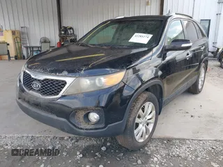 2011 Kia Sorento EX z VIN 5XYKU4A22BG040727, wystawiony jako IAAI lot #42285274 z przebiegiem 164 409 mil mil oraz . Historia ofert i sprzedaży dostępna na DreamBid. Obrazek 2.