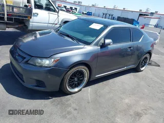 2013 Scion tC z VIN JTKJF5C76D3054537, wystawiony jako IAAI lot #42139016 z przebiegiem 224 566 mil mil oraz . Historia ofert i sprzedaży dostępna na DreamBid. Obrazek 2.