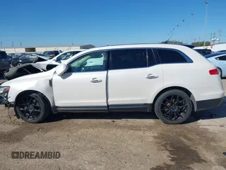 2016 Lincoln MKT EcoBoost z VIN 2LMHJ5AT0GBL00877, wystawiony jako IAAI lot #41722584 z przebiegiem 148 585 mil mil oraz . Historia ofert i sprzedaży dostępna na DreamBid. Obrazek 15.