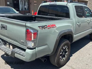 2023 Toyota Tacoma SR5 z VIN 3TMAZ5CN3PM210839, wystawiony jako Copart lot #56557005 z przebiegiem 17 767 mil mil oraz Czysty tytuł • Clean title. Historia ofert i sprzedaży dostępna na DreamBid. Obrazek 4.
