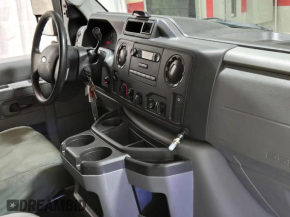 2019 Ford Econoline Commercial z VIN 1FDXE4FS3KDC57693, wystawiony jako Copart lot #84570474 z przebiegiem 83 957 mil mil oraz Tytuł czysty. Historia ofert i sprzedaży dostępna na DreamBid. Obrazek 9.
