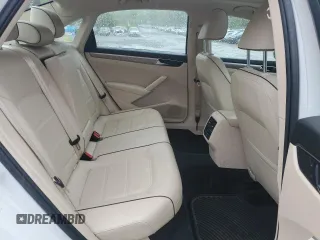 2017 Volkswagen Passat SE z VIN 1VWBT7A34HC039974, wystawiony jako Copart lot #56467785 z przebiegiem 104 996 mil mil oraz Szkoda całkowita • Salvage title. Historia ofert i sprzedaży dostępna na DreamBid. Obrazek 10.