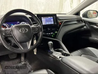 2023 Toyota Camry SE z VIN 4T1G11BK3PU075080, wystawiony jako Copart lot #58753195 z przebiegiem 106 506 mil mil oraz Czysty tytuł • Clean title. Historia ofert i sprzedaży dostępna na DreamBid. Obrazek 9.