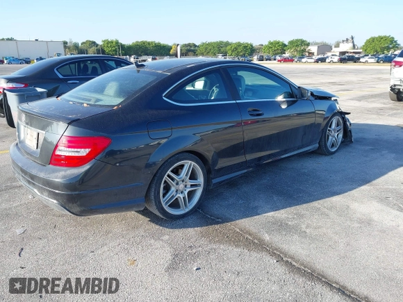 2013 Mercedes-Benz C 250 z VIN WDDGJ4HB5DG085073, wystawiony jako IAAI lot #41696760 z przebiegiem 196 802 mil mil oraz . Historia ofert i sprzedaży dostępna na DreamBid. Obrazek 4.