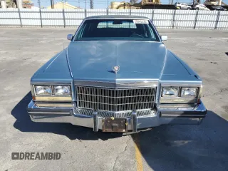 1985 Cadillac Fleetwood z VIN 1G6DW6985F9757401, wystawiony jako Copart lot #59345225 z przebiegiem 91 923 mil mil oraz Tytuł czysty. Historia ofert i sprzedaży dostępna na DreamBid. Obrazek 5.