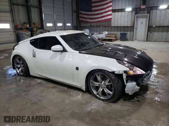2012 Nissan 370Z z VIN JN1AZ4EH2CM564443, wystawiony jako Copart lot #45126885 z przebiegiem 71 729 mil mil oraz Szkody całkowita. Historia ofert i sprzedaży dostępna na DreamBid. Obrazek 4.