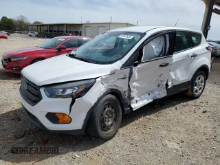 2018 Ford Escape S z VIN 1FMCU0F79JUA47796, wystawiony jako Copart lot #50367535 z przebiegiem 4 398 mil mil oraz Szkoda całkowita • Salvage title. Historia ofert i sprzedaży dostępna na DreamBid. Obrazek 1.