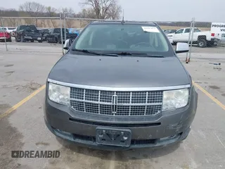 2010 Lincoln MKX z VIN 2LMDJ8JC7ABJ34770, wystawiony jako IAAI lot #41987851 z przebiegiem 142 986 mil mil oraz . Historia ofert i sprzedaży dostępna na DreamBid. Obrazek 12.