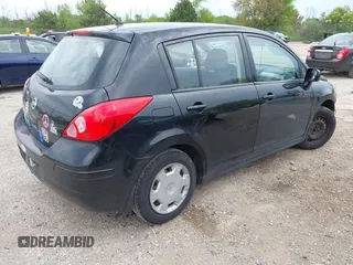 2009 Nissan Versa S z VIN 3N1BC13E79L481641, wystawiony jako IAAI lot #42389169 z przebiegiem 251 615 mil mil oraz . Historia ofert i sprzedaży dostępna na DreamBid. Obrazek 4.