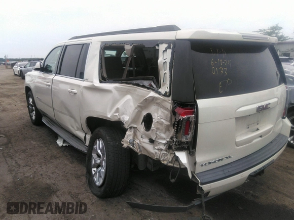 2015 GMC Yukon XL SLT with VIN 1GKS2HKC1FR120133, listed as a IAAI auction lot 39693190 with 211,652 mi miles. Bid and sale history available at carsss.com. Image 3.