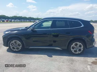 2025 BMW X1 xDrive28i z VIN WBX73EF05S5101750, wystawiony jako IAAI lot #42318885 z przebiegiem 13 923 mil mil oraz . Historia ofert i sprzedaży dostępna na DreamBid. Obrazek 14.